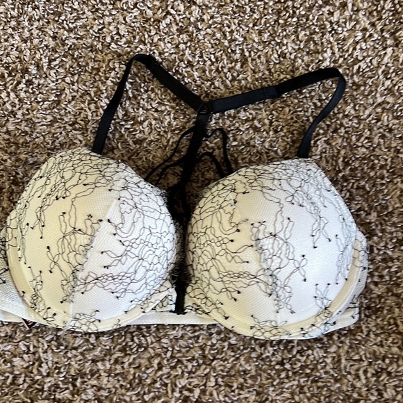 Victoria secret bras - Picture 5 of 8
